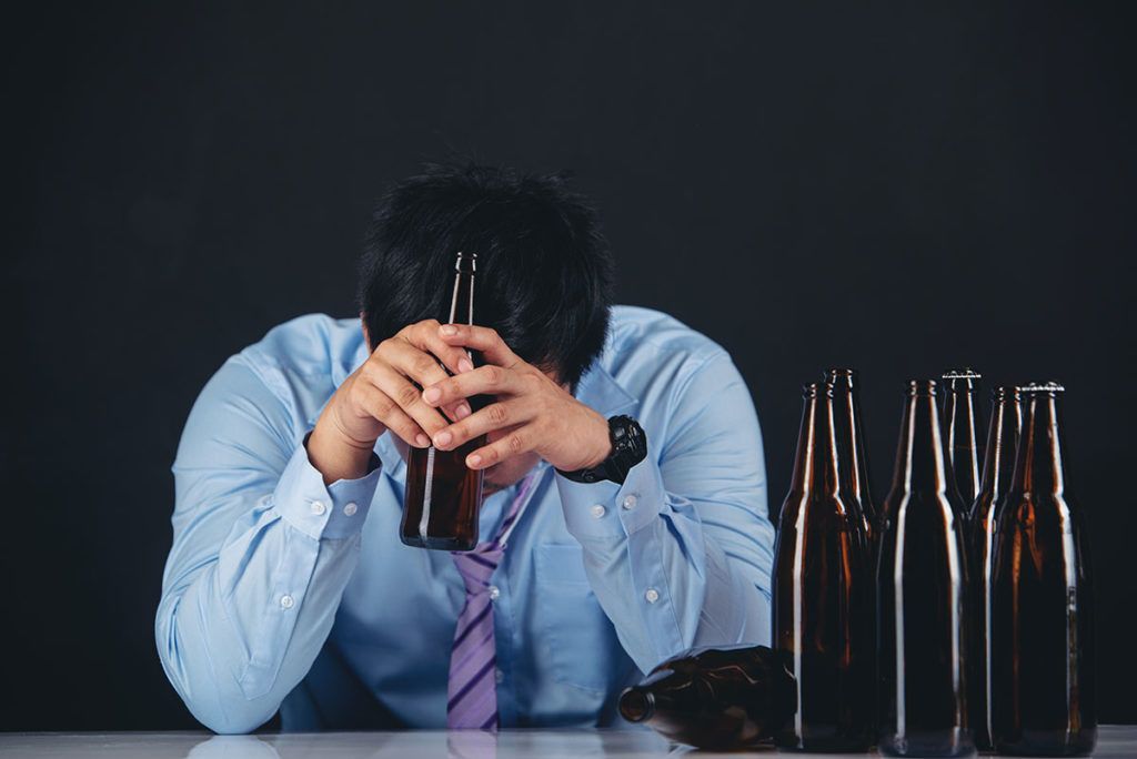 ¿Por qué algunas personas tienen problemas con el alcohol?