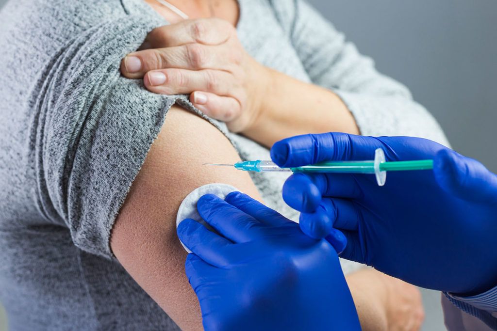 La vacuna contra la gripe reduce el riesgo de Alzheimer y protege el corazón
