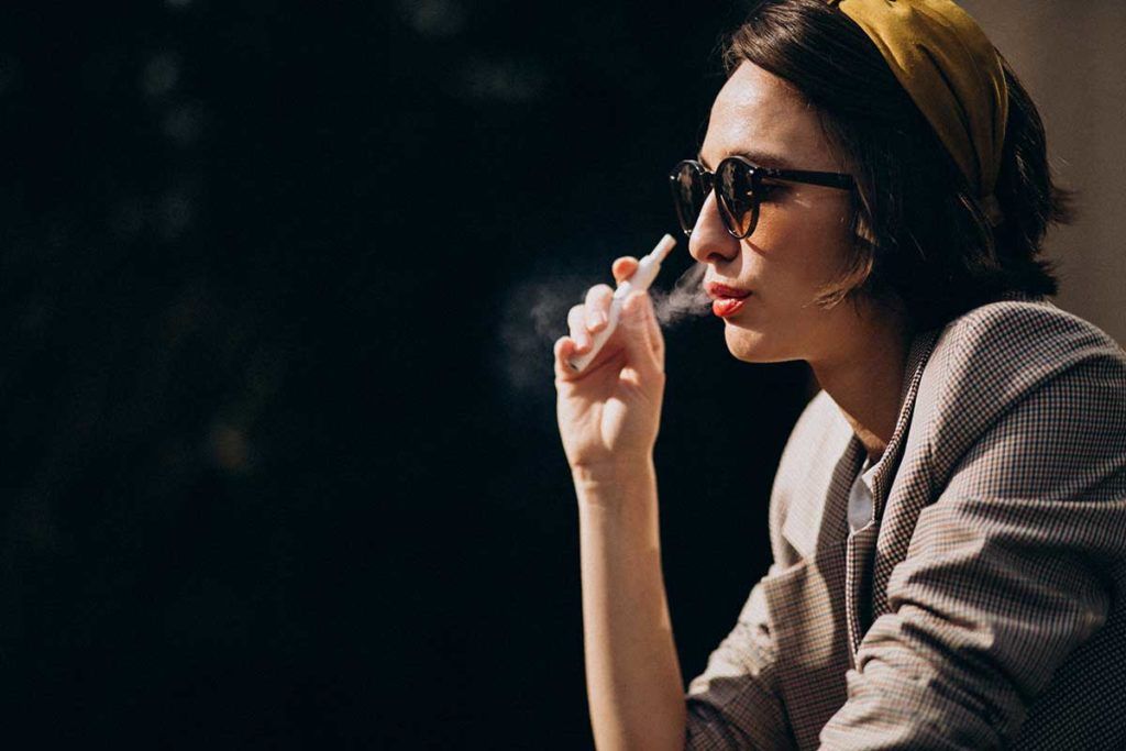 Alternar e-cigarette con tabaco, igual de dañino que fumar solo cigarrillos