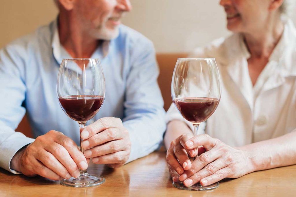 El consumo moderado de alcohol en mayores protege contra eventos cardíacos