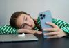 Usar el móvil tres horas al día se traduce en dolor de espalda en adolescentes Usar el móvil tres horas al día se traduce en dolor de espalda en adolescentes