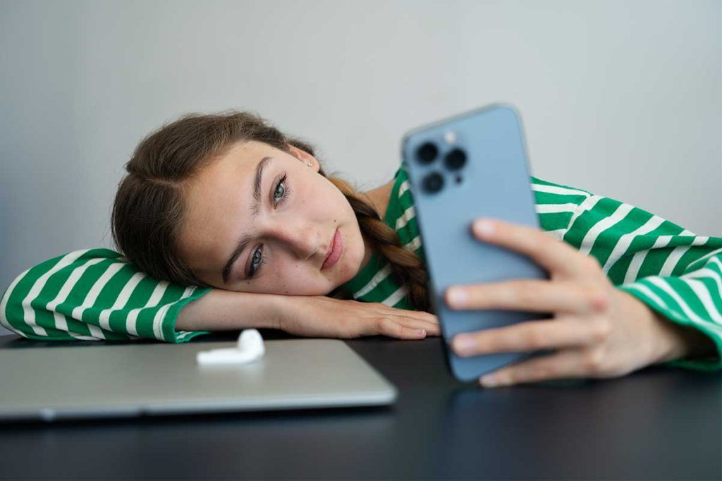 Usar el móvil tres horas al día se traduce en dolor de espalda en adolescentes