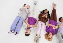 Los jóvenes que usan más de cuatro horas el móvil tienen más problemas de salud mental Los jóvenes que usan más de cuatro horas el móvil tienen más problemas de salud mental