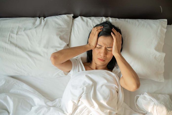 Vinculan migraña con dormir mal
