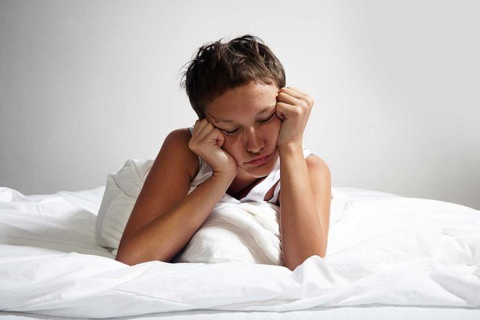Vinculan dormir poco con tensión alta en mujeres