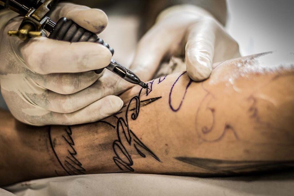 Encuentran bacterias en tintas para tatuajes