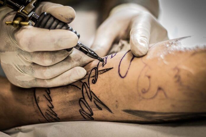 Encuentran bacterias en tintas para tatuajes