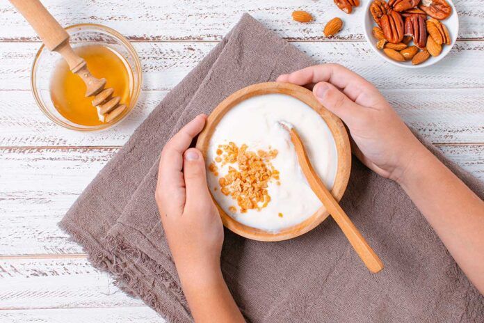 Yogur con miel para mejorar la salud intestinal