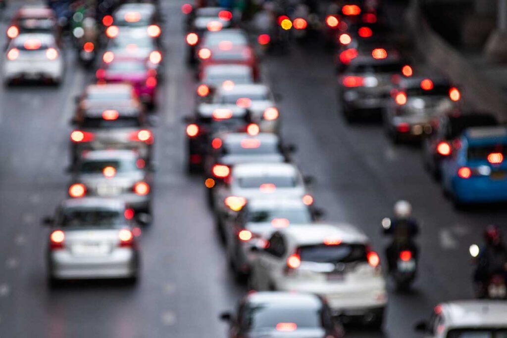 La contaminación del tráfico produce daño hepático