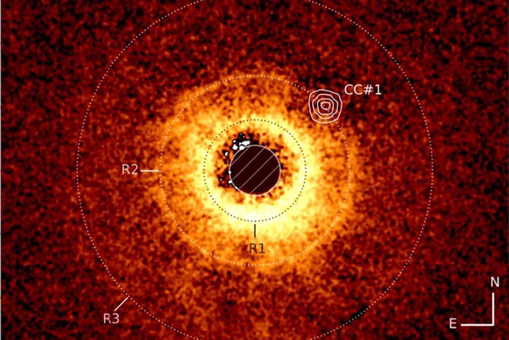 El exoplaneta capturado por el JWST tiene una masa similar a Saturno