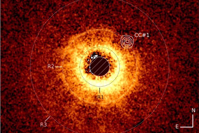 El exoplaneta capturado por el JWST tiene una masa similar a Saturno