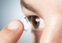 Lentes microfluídicas para llevar fármacos a los ojos Lentes microfluídicas para llevar fármacos a los ojos