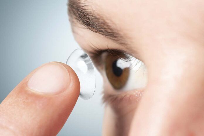 Lentes microfluídicas para llevar fármacos a los ojos