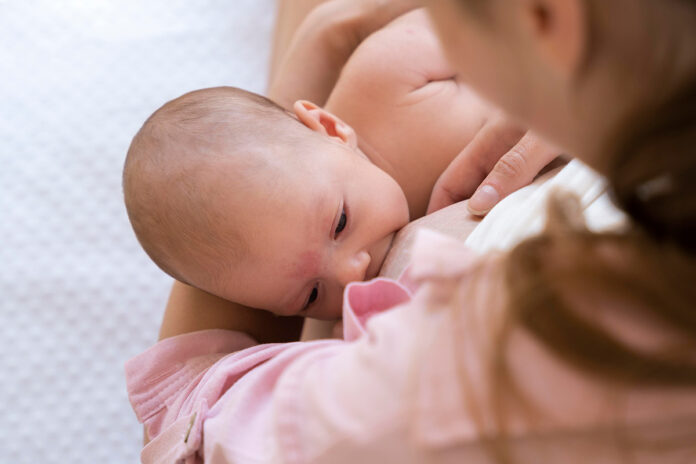 La lactancia materna mejora el sueño de los bebés