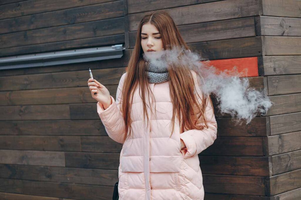 Las chicas usan más los cigarrillos electrónicos